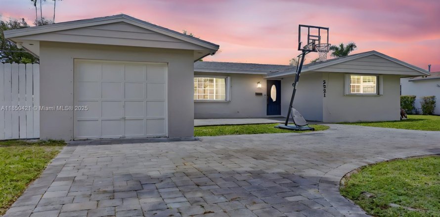 Casa en Hollywood, Florida 4 dormitorios, 146.97 m2 № 1888424