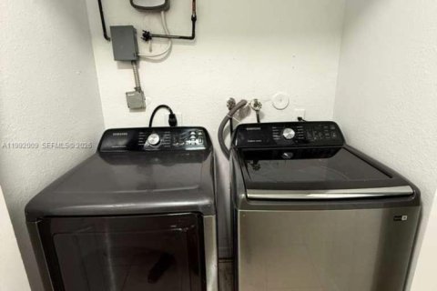 Купить виллу или дом в Хомстед, Флорида 3 спальни, 107.77м2, № 2052598 - фото 22