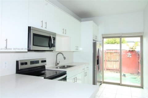 Купить виллу или дом в Хомстед, Флорида 3 спальни, 107.77м2, № 2052598 - фото 10