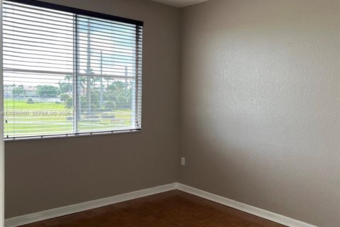 Condo in Hialeah, Florida, 2 bedrooms № 2076612 - photo 10