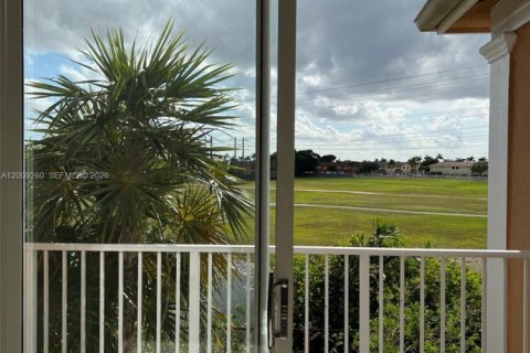 Condo in Hialeah, Florida, 2 bedrooms № 2076612 - photo 12