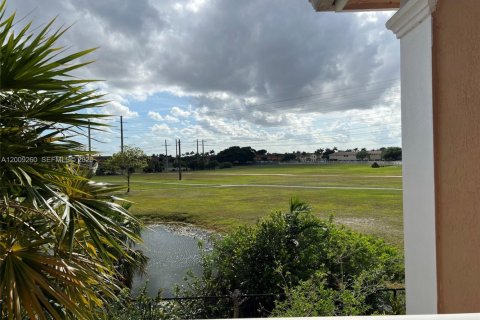 Condo in Hialeah, Florida, 2 bedrooms № 2076612 - photo 13