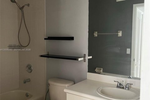 Condo in Hialeah, Florida, 2 bedrooms № 2076612 - photo 11
