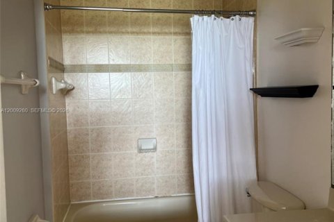 Condo in Hialeah, Florida, 2 bedrooms № 2076612 - photo 9