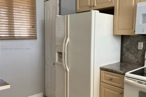 Condo in Hialeah, Florida, 2 bedrooms № 2076612 - photo 6