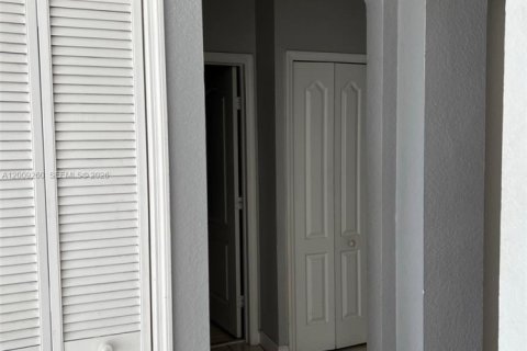 Condo in Hialeah, Florida, 2 bedrooms № 2076612 - photo 7
