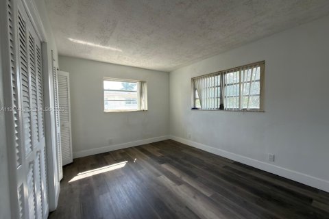 Condominio en venta en Hallandale Beach, Florida, 2 dormitorios, 77.67 m2 № 2028729 - foto 2