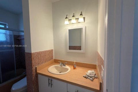 Condominio en venta en Hallandale Beach, Florida, 2 dormitorios, 77.67 m2 № 2028729 - foto 3