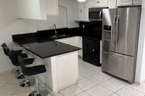 Casa en alquiler en Miami, Florida, 4 dormitorios, 165.37 m2 № 2085836 - foto 3