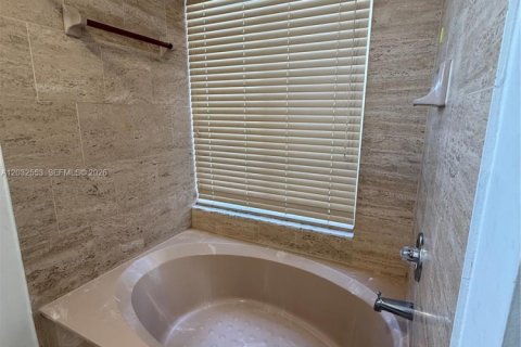 Casa en alquiler en Miami, Florida, 4 dormitorios, 165.37 m2 № 2085836 - foto 21