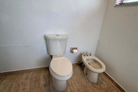 Casa en alquiler en Miami, Florida, 4 dormitorios, 165.37 m2 № 2085836 - foto 20