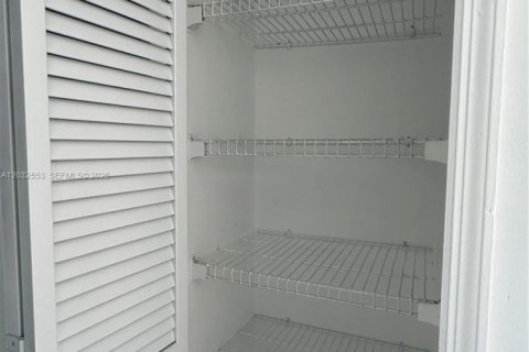 Casa en alquiler en Miami, Florida, 4 dormitorios, 165.37 m2 № 2085836 - foto 16