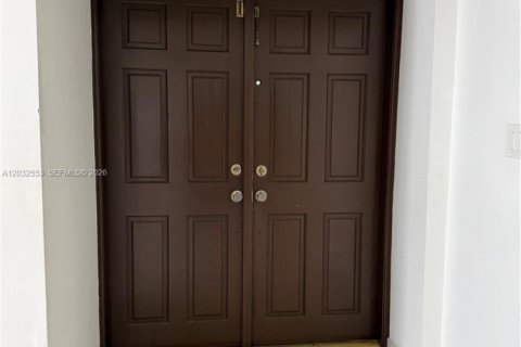 Casa en alquiler en Miami, Florida, 4 dormitorios, 165.37 m2 № 2085836 - foto 13