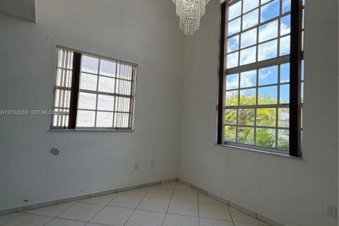 Casa en alquiler en Miami, Florida, 4 dormitorios, 165.37 m2 № 2085836 - foto 15