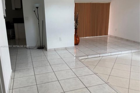 Casa en alquiler en Miami, Florida, 4 dormitorios, 165.37 m2 № 2085836 - foto 6