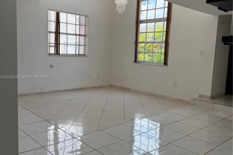 Casa en alquiler en Miami, Florida, 4 dormitorios, 165.37 m2 № 2085836 - foto 4