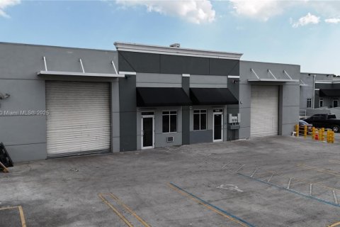 Commercial property in Miami Gardens, Florida № 1830869 - photo 1