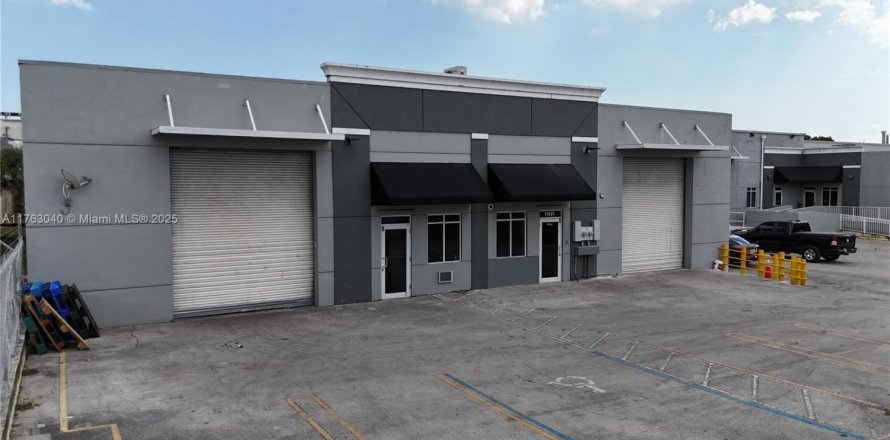 Commercial property in Miami Gardens, Florida № 1830869