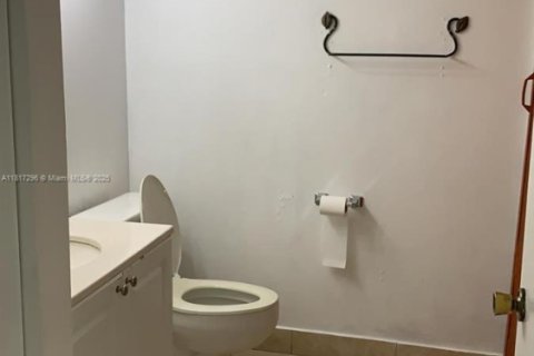 Condo in Doral, Florida, 2 bedrooms № 1772520 - photo 17