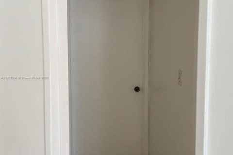 Condo in Doral, Florida, 2 bedrooms № 1772520 - photo 9