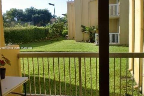 Condo in Doral, Florida, 2 bedrooms № 1772520 - photo 1