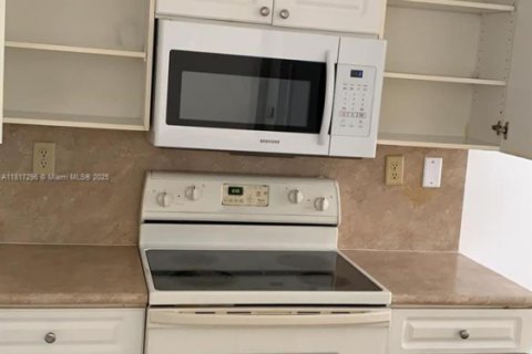 Condo in Doral, Florida, 2 bedrooms № 1772520 - photo 3