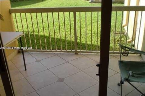 Condo in Doral, Florida, 2 bedrooms № 1772520 - photo 11