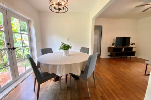 Villa ou maison à louer à Miami, Floride: 3 chambres, 111.48 m2 № 2068089 - photo 2