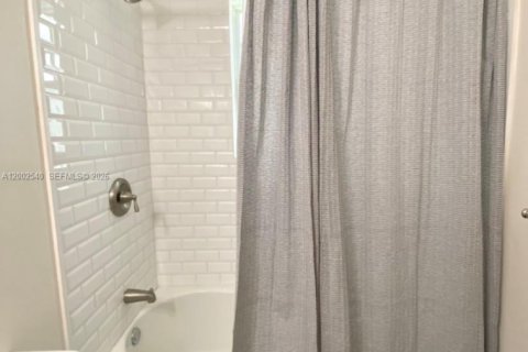 Villa ou maison à louer à Miami, Floride: 3 chambres, 111.48 m2 № 2068089 - photo 23