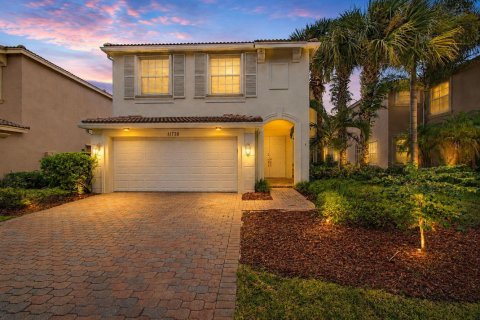 House in Port St. Lucie, Florida 5 bedrooms, 257.53 sq.m. № 2290915