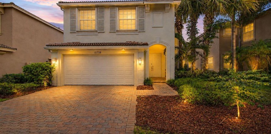 House in Port St. Lucie, Florida 5 bedrooms, 257.53 sq.m. № 2290915