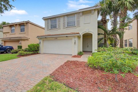 House in Port St. Lucie, Florida 5 bedrooms, 257.53 sq.m. № 2290915 - photo 2