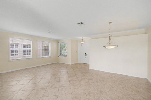 House in Port St. Lucie, Florida 5 bedrooms, 257.53 sq.m. № 2290915 - photo 6