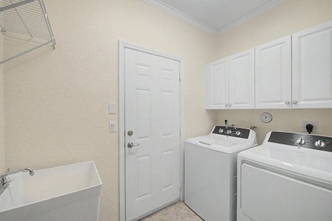 House in Port St. Lucie, Florida 5 bedrooms, 257.53 sq.m. № 2290915 - photo 22