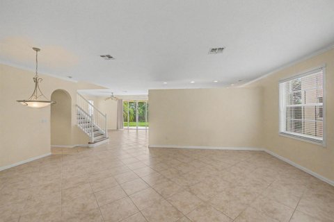 House in Port St. Lucie, Florida 5 bedrooms, 257.53 sq.m. № 2290915 - photo 4