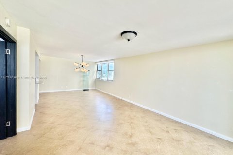 Снять в аренду кондоминиум в Халландейл-Бич, Флорида 3 спальни, 132.11м2, № 1991941 - фото 15