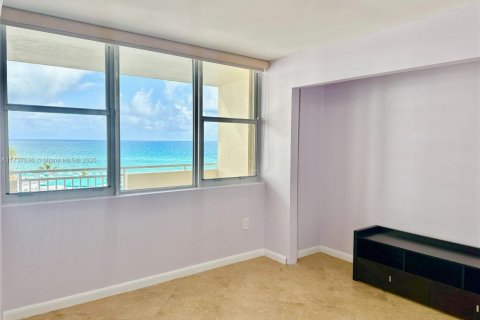 Снять в аренду кондоминиум в Халландейл-Бич, Флорида 3 спальни, 132.11м2, № 1991941 - фото 28