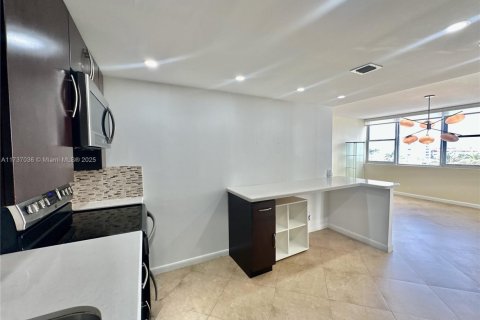 Снять в аренду кондоминиум в Халландейл-Бич, Флорида 3 спальни, 132.11м2, № 1991941 - фото 22