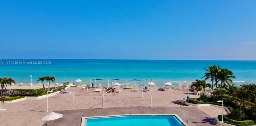 Кондоминиум с 3 спальнями в Халландейл-Бич, Флорида № 1991941