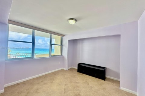 Снять в аренду кондоминиум в Халландейл-Бич, Флорида 3 спальни, 132.11м2, № 1991941 - фото 27