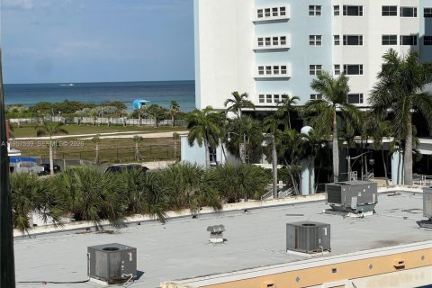 Copropriété à vendre à Miami Beach, Floride: 2 chambres, 68.75 m2 № 2011482 - photo 3