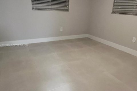 Apartamento en alquiler en Miami, Florida, 2 dormitorios, 69.68 m2 № 2048006 - foto 2