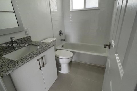 Apartamento en alquiler en Miami, Florida, 2 dormitorios, 69.68 m2 № 2048006 - foto 3