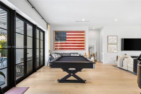 House in Coral Gables, Florida 6 bedrooms, 384.15 sq.m. № 2040542 - photo 10