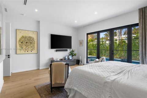 House in Coral Gables, Florida 6 bedrooms, 384.15 sq.m. № 2040542 - photo 20