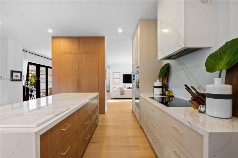 House in Coral Gables, Florida 6 bedrooms, 384.15 sq.m. № 2040542 - photo 13