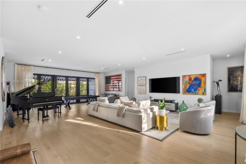 House in Coral Gables, Florida 6 bedrooms, 384.15 sq.m. № 2040542 - photo 4