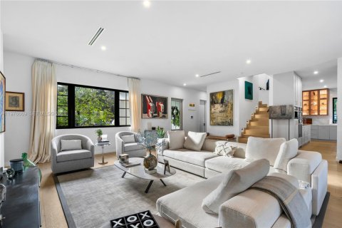 House in Coral Gables, Florida 6 bedrooms, 384.15 sq.m. № 2040542 - photo 6