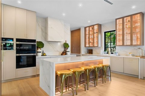House in Coral Gables, Florida 6 bedrooms, 384.15 sq.m. № 2040542 - photo 12