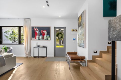 House in Coral Gables, Florida 6 bedrooms, 384.15 sq.m. № 2040542 - photo 3